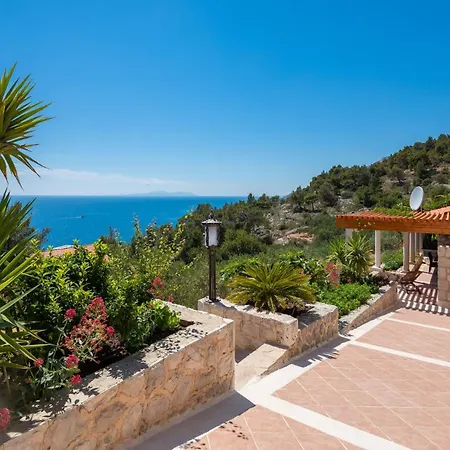 Perka Sveta Nedelja (Hvar)