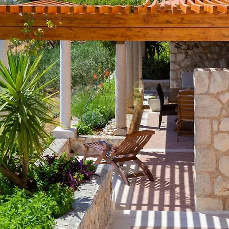 Perka Sveta Nedelja (Hvar)