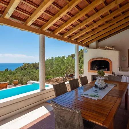 Perka Sveta Nedelja (Hvar)