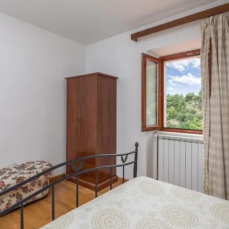 Perka Sveta Nedelja (Hvar)