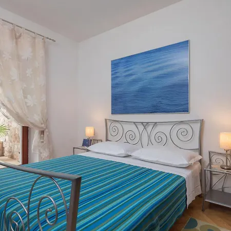 Perka * Sveta Nedelja (Hvar)