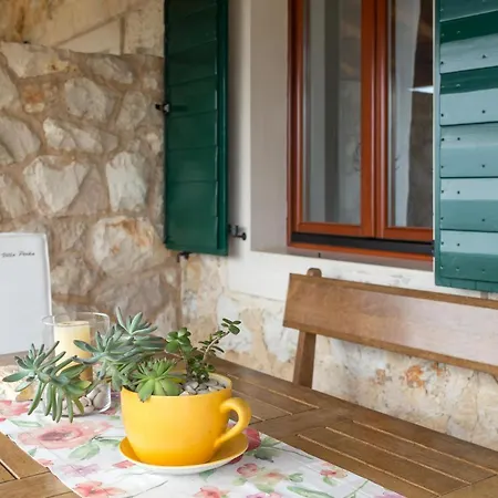 Perka * Sveta Nedelja (Hvar)