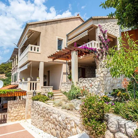 Perka Sveta Nedelja (Hvar)