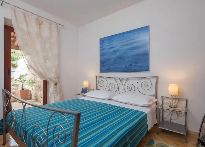 Perka * Sveta Nedelja (Hvar)